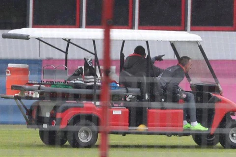 Franck Ribéry đã phải rời sân tập Helmut Erhard cùng bác sỹ bằng xe điện. (Nguồn: BILD Sport)