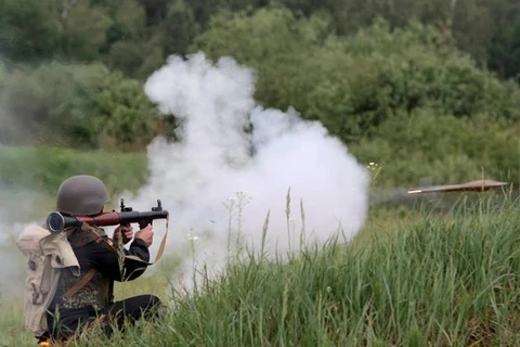 Một tay súng của quân ly khai giao tranh ở Donbass. (Nguồn: Reuters)