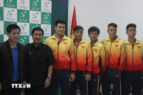 Đội tuyển Quần vợt Davis Cup Việt Nam tại buổi họp báo. (Ảnh: Xuân Dự/TTXVN)