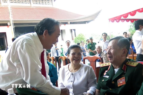Phó Thủ tướng Trương Hòa Bình thăm hỏi các đại biểu tại buổi họp mặt truyền thống cách mạng Sài Gòn-Chợ Lớn-Gia Định. (Ảnh : Hoàng Hải/TTXVN)