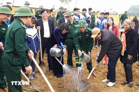 Phó Chủ tịch nước Đặng Thị Ngọc Thịnh tham dự Tết trồng cây tại doanh trại Kho Kỹ thuật Tổng hợp 102 (Cục Kỹ thuật Bộ đội Biên phòng), thị trấn Cao Phong, tỉnh Hòa Bình. (Ảnh: Nhan Sinh/TTXVN)