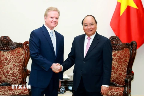 Thủ tướng Nguyễn Xuân Phúc tiếp cựu Thượng Nghị sỹ Hoa Kỳ Jim Webb sang thăm Việt Nam. (Ảnh: Thống Nhất/TTXVN