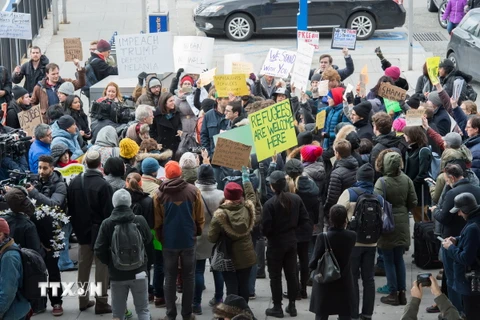 Người dân Mỹ biểu tình phản đối sắc lệnh cấm người tị nạn nhập cảnh của tân Tổng thống Mỹ tại sân bay quốc tế John Kennedy ở New York ngày 28/1. (Nguồn: AFP/ TTXVN)