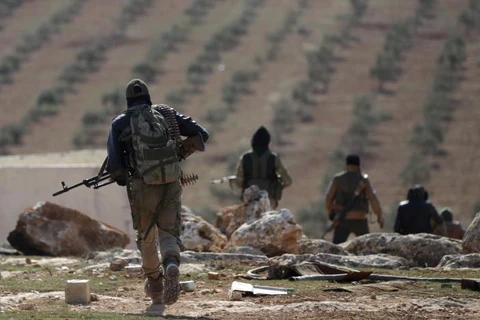 Các tay súng quân nổi dậy Syria ở ngoại ô al-Bab, ngày 1/2. (Nguồn: Reuters)