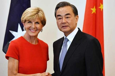 Bộ trưởng Ngoại giao Trung Quốc Vương Nghị và người đồng cấp Australia Julie Bishop. (Nguồn: SBS News)