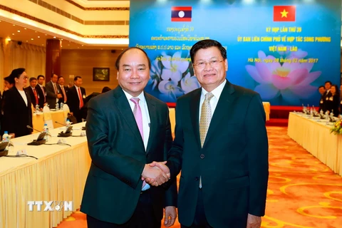 Thủ tướng Nguyễn Xuân Phúc và Thủ tướng Thongloun Sisoulith trước cuộc họp lần thứ 39 Ủy ban liên Chính phủ về hợp tác song phương Việt Nam-Lào. (Ảnh: Thống Nhất/TTXVN)