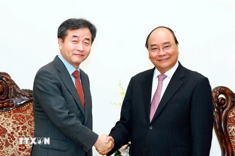 Thủ tướng Nguyễn Xuân Phúc tiếp Chủ tịch, Giám đốc điều hành Hãng Thông tấn Yonhap (Hàn Quốc) Park No-hwang đang ở thăm và làm việc tại Việt Nam. (Ảnh: Thống Nhất/TTXVN)