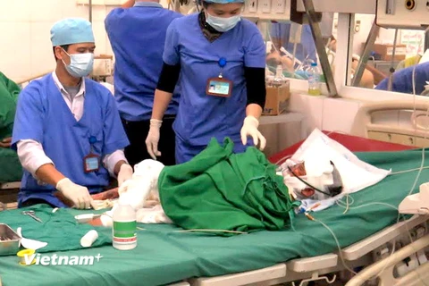 Cháu Vàng Mí Lý đang được điều trị tích cực tại Bệnh viện Đa khoa tỉnh Hà Giang. (Ảnh: Minh Tâm/Vietnam+)