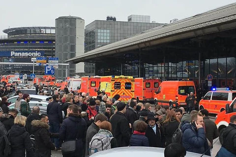 Hành khách bị sơ tán ra phía trước sân bay Hamburg. (Nguồn: express.co.uk)