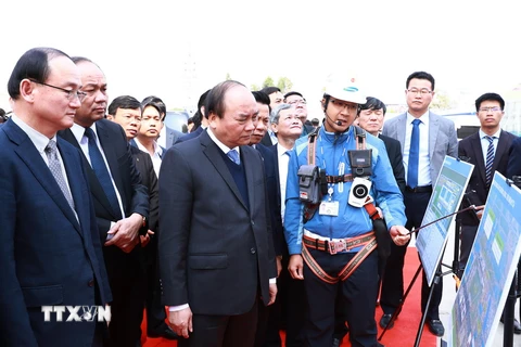 Thủ tướng Nguyễn Xuân Phúc thăm nhà máy số 3 Tập đoàn Samsung Display Việt Nam. (Ảnh: Thống Nhất/TTXVN)