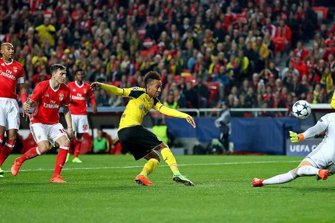 Cầu thủ Pierre-Emerick Aubameyang của Borussia Dortmund thất bại khi đối mặt với thủ thành của Benfica.