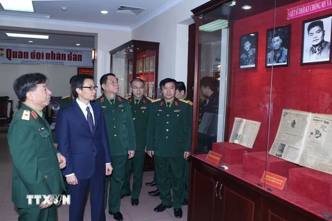 Phó Thủ tướng Vũ Đức Đam thăm quan phòng truyền thống Báo Quân đội Nhân dân. (Ảnh: Phạm Kiên/TTXVN)
