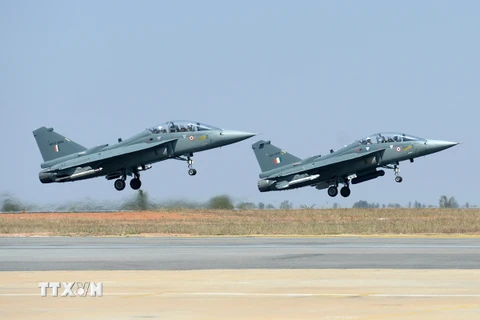 Máy bay Tejas - loại máy bay chiến đấu nhẹ tham gia bay trình diễn tại căn cứ không quân Yelahanka ở Bangalore, Ấn Độ ngày 15/2. (Nguồn: AFP/TTXVN)