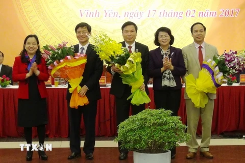 Cụm trưởng, Cụm phó của Cụm thi đua 9 tỉnh Đồng bằng sông Hồng năm 2017 ra mắt hội nghị. (Ảnh: Nguyễn Thảo/TTXVN)
