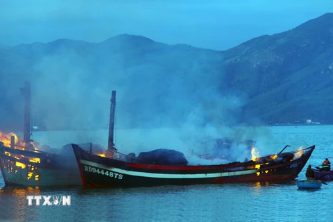 Vụ nổ tàu cá ở Bà Rịa-Vũng Tàu: Đưa các nạn nhân về đất liền cấp cứu 