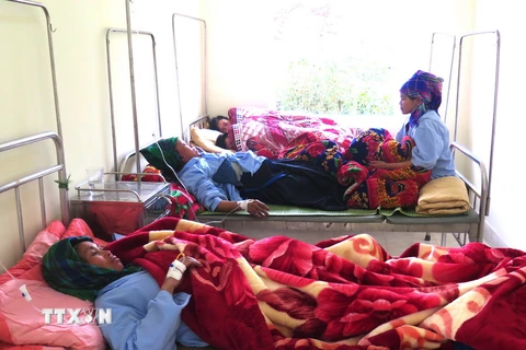 Các nạn nhân trong vụ ngộ độc thực phẩm đang được truyền dịch, xử lý cấp cứu, điều trị theo phác đồ chống độc tại Bệnh viện Đa khoa huyện Hoàng Su Phì, Hà Giang. (Ảnh: Minh Tâm/TTXVN)
