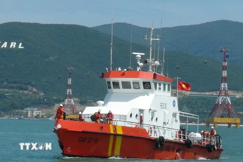 Tàu SAR27-01 trên đường đưa ngư dân bị bệnh nặng về cảng Nha Trang. (Ảnh: Nguyên Lý/TTXVN)