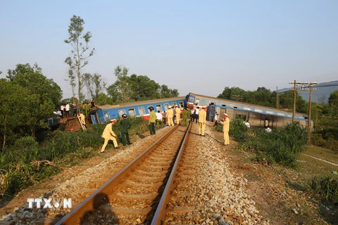 Các đơn vị chức năng có mặt tại hiện trường xử lý vụ tai nạn đường sắt. (Ảnh: Hồ Cầu/TTXVN)