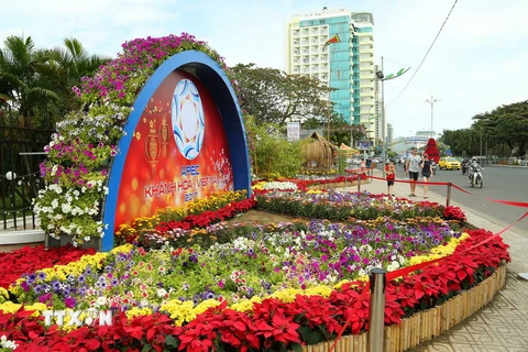Tiểu cảnh chào mừng APEC 2017 trên đường phố Nha Trang, Khánh Hòa. (Ảnh: Doãn Tấn/TTXVN)