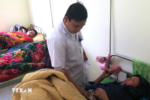 Bác sỹ Bệnh viện Đa khoa huyện Hoàng Su Phì tích cực điều trị cho các nạn nhân trong vụ ngộ độc thực phẩm. (Ảnh: Minh Tâm/TTXVN)