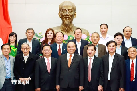 Thủ tướng Nguyễn Xuân Phúc với đoàn cán bộ, nguyên cán bộ lãnh đạo tỉnh Quảng Ngãi. (Ảnh: Thống Nhất/TTXVN)