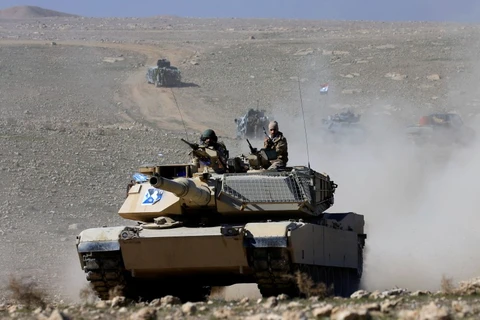 Xe tăng quân đội Iraq trên mặt trận Mosul, ngày 20/2. (Nguồn: Reuters)