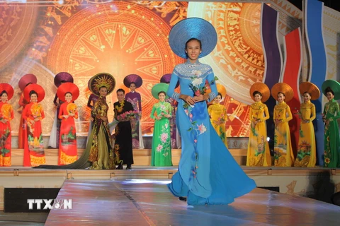 Trình diễn áo dài trong khuôn khổ Lễ hội Áo dài Thành phố Hồ Chí Minh lần 3 năm 2016, (Ảnh: Phương Vy/TTXVN)