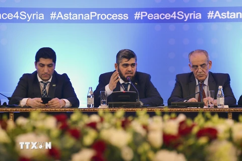 Phái đoàn phe nổi dậy của Syria tại cuộc họp báo sau vòng đàm phán thứ hai về Syria ở Astana, Kazakhstan ngày 16/2. (Nguồn: EPA/TTXVN)