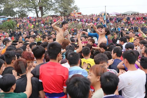 Cướp phết tại lễ hội phết Hiền Quan. (Ảnh: Minh Sơn/Vietnam+)