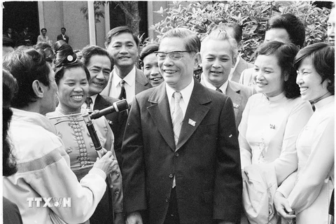 Tổng Bí thư Nguyễn Văn Linh với các đại biểu dự Đại hội Đảng VI - Đại hội "Đổi mới" của Việt Nam, diễn ra tại Hà Nội từ ngày 15-18/12/1986. (Ảnh; Xuân Lâm/TTXVN)