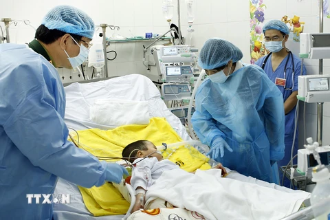 Bộ trưởng Y tế thăm bệnh nhân ghép phổi từ người cho sống đầu tiên