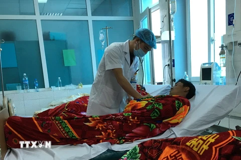 Các bệnh nhân vụ ngộ độc Methanol tại xã Ma Ly Chải, được cấp cứu tại tuyến tỉnh Lai Châu. (Ảnh: Nguyễn Công Hải/TTXVN)