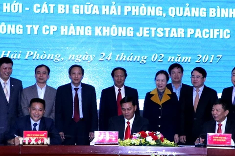Lãnh đạo hai tỉnh, thành phố ký biên bản thỏa thuận mở đường bay với hãng Hàng không Jestar Pacific Airways. (Ảnh: Minh Thu/TTXVN)