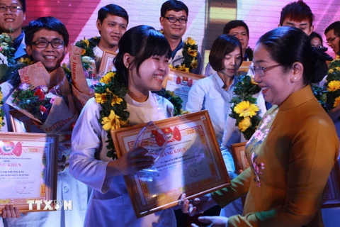 Lãnh đạo Thành phố Hồ Chí Minh chúc mừng các thầy thuốc trẻ tiêu biểu nhận giải thưởng Phạm Ngọc Thạch lần 5 năm 2017. (Ảnh: Phương Vy/TTXVN)