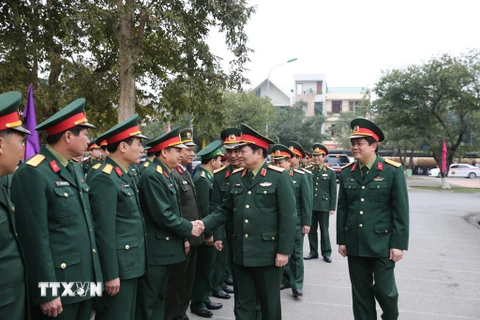 Đại tướng Ngô Xuân Lịch với cán bộ, chiến sỹ Bộ Chỉ huy Quân sự tỉnh Nghệ An. (Ảnh: Minh Khánh/TTXVN phát)