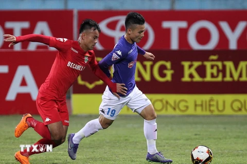 Pha cầm bóng đột phá của tiền đạo Quang Hải (số 19-Hà Nội FC). (Ảnh: Quốc Khánh/TTXVN)