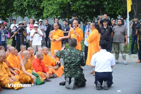 Cận cảnh cuộc đối đầu trong ngôi đền Dhammakya ở Thái Lan