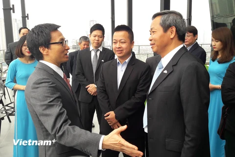 Phó Thủ tướng Vũ Đức Đam trao đổi với Chủ tịch kiêm Tổng Giám đốc tập đoàn CMC Nguyễn Trung Chính. (Ảnh: PV/Vietnam+)
