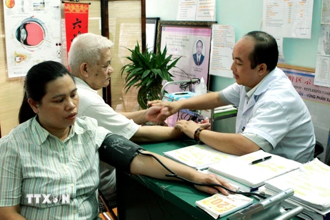 Khám, chẩn đoán, điều trị Đông y cho người bệnh tại Trung tâm Bác sỹ gia đình Hà Nội. (Ảnh: Dương Ngọc/TTXVN)