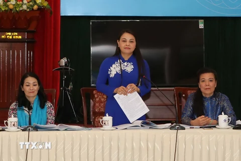 Chủ tịch Trung ương Hội Liên hiệp phụ nữ Việt Nam Nguyễn Thị Thu Hà phát biểu tại họp báo. (Ảnh: Phương Hoa/TTXVN)