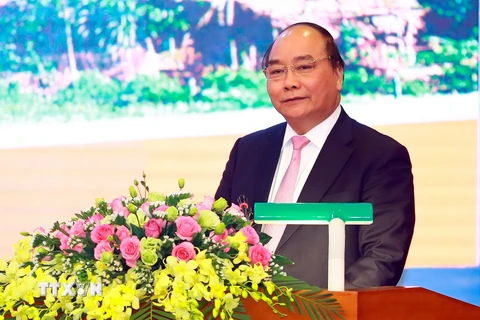 Thủ tướng Nguyễn Xuân Phúc phát biểu chỉ đạo tại Hội nghị xúc tiến đầu tư, thương mại và du lịch tỉnh Tuyên Quang 2017. (Ảnh: Thống Nhất/TTXVN)