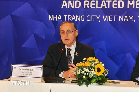 Ông Alan Bollard, Giám đốc điều hành Ban Thư ký APEC phát biểu tại buổi họp báo. (Ảnh: Nguyễn Khang/TTXVN)