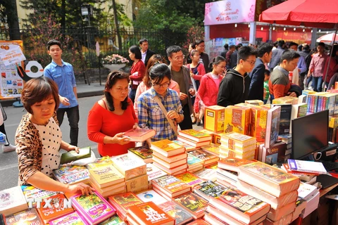 Phố Sách Xuân Đinh Dậu ở Hà Nội thu hút đông đảo người dân tới xem và mua sách. (Ảnh: Minh Đức/TTXVN)