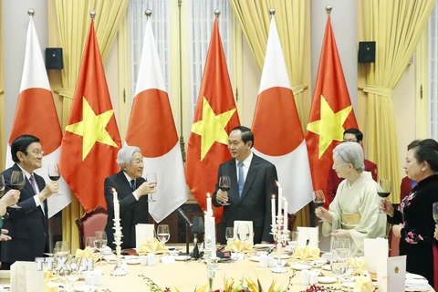 Chủ tịch nước Trần Đại Quang và Nhà vua Nhật Bản Akihito nâng ly chúc mừng tại Quốc yến. (Ảnh: Nhan Sáng/TTXVN)