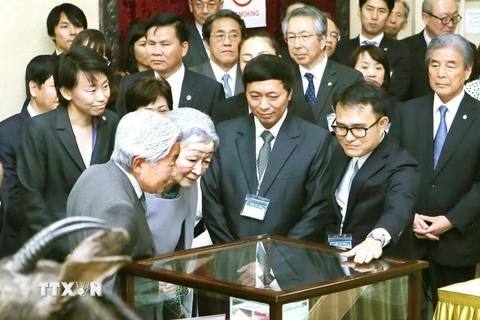 Nhà vua Nhật Bản Akihito và Hoàng hậu Michiko đến thăm Bảo tàng Sinh học thuộc Trường Đại Học Quốc Gia. (Ảnh: Nguyễn Dân/TTXVN)