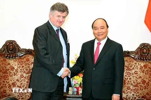 Thủ tướng Nguyễn Xuân Phúc tiếp ông Augustin de Romanet, Chủ tịch kiêm Tổng giám đốc Tập đoàn Aeroprt de Paris. (Ảnh: Thống Nhất/TTXVN)