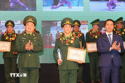 Trung tướng Hoàng Xuân Chiến, Ủy viên Trung ương Đảng, Tư lệnh Bộ đội Biên phòng trao Bằng khen và phần thưởng cho các Gương mặt trẻ tiêu biểu. (Ảnh: Trọng Đức/TTXVN)