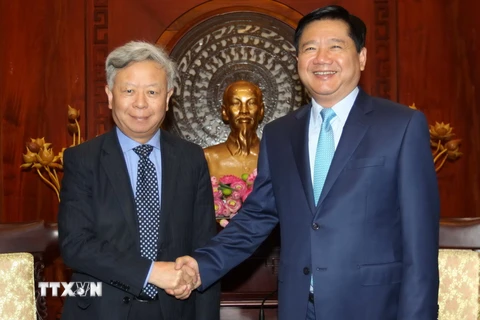 Ông Đinh La Thăng, Ủy viên Bộ Chính trị, Bí thư Thành ủy Thành phố Hồ Chí Minh tiếp ông Jin Liqun, Chủ tịch Ngân hàng Đầu tư Cơ sở Hạ tầng châu Á - AIIB. (Ảnh: Thanh Vũ/TTXVN)