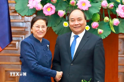 Thủ tướng Nguyễn Xuân Phúc hội kiến Chủ tịch Quốc hội nước Cộng hòa Dân chủ Nhân dân Lào Pany Yathotou sang thăm hữu nghị chính thức Việt Nam. (Ảnh: Thống Nhất/TTXVN)