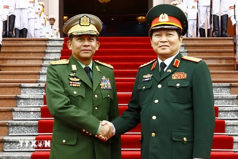 Đại tướng, Bộ trưởng Bộ Quốc phòng Ngô Xuân Lịch (bên phải) đón Thống tướng Min Aung Hlaing. (Ảnh: An Đăng/TTXVN)